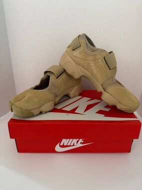 Nike Air Rift / Tan Suede Sneakers